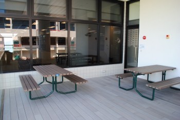 LG3 Outdoor table with wheelchair access